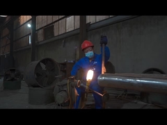 Surowiec z rur ze stali nierdzewnej jest polerowany przed produkcją w celu usunięcia wad